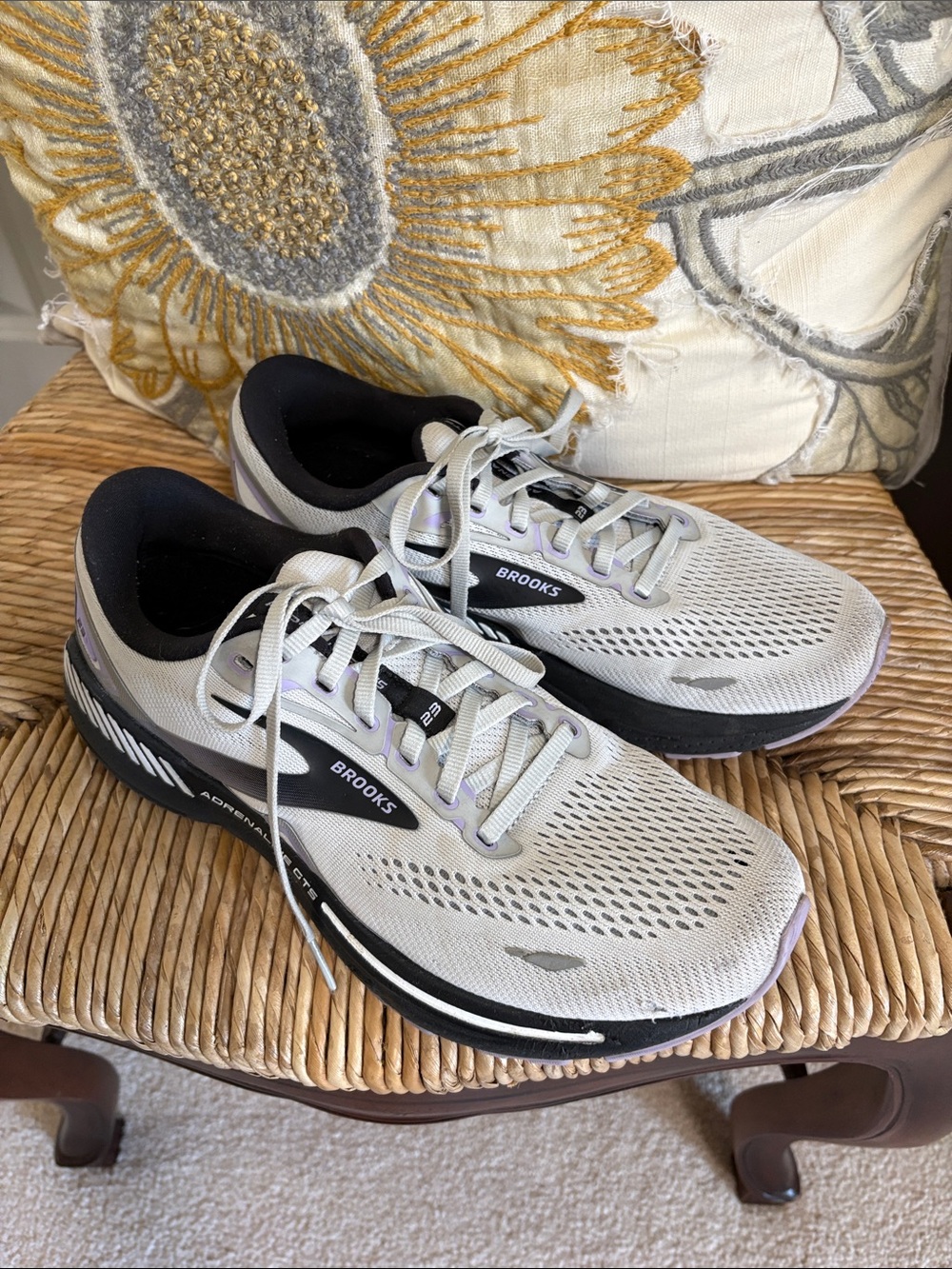Brooks ladies Adrenaline GTS 24 Athletic Running Shoes 10.5